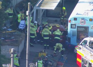 시드니 이너웨스트 버스 정류장에 앉아 있던 여성 차에 치여 Two people are in hospital after a car crashed into a bus shelter in Drummoyne, Sydney. (9News)