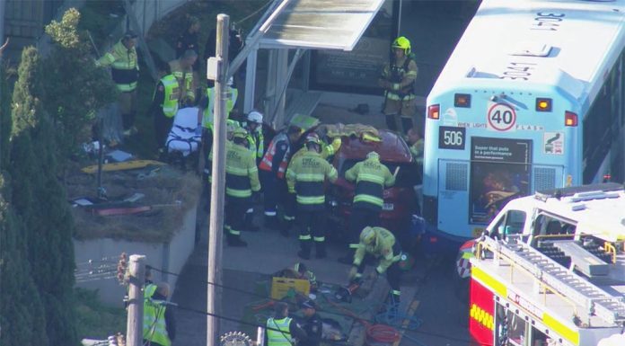 시드니 이너웨스트 버스 정류장에 앉아 있던 여성 차에 치여 Two people are in hospital after a car crashed into a bus shelter in Drummoyne, Sydney. (9News)