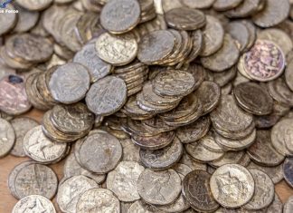 시드니, 데미지 동전 100만달러 규모 돈세탁 혐의로 남녀 2명 기소 Two people have been charged over an alleged money laundering scheme involving damaged Australian coins. (NSW Police)