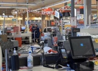 NSW 북부, 차량이 콜스를 들이받아 2명 입원 A car has smashed its way inside a Coles supermarket in the NSW Northern Rivers town of Ballina. (9News)