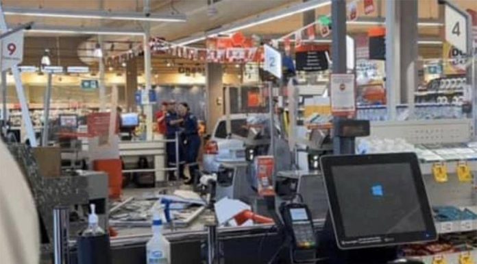 NSW 북부, 차량이 콜스를 들이받아 2명 입원 A car has smashed its way inside a Coles supermarket in the NSW Northern Rivers town of Ballina. (9News)