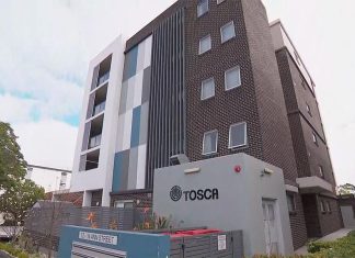 리드컴 남성, 사무라이 검으로 공격당해 A man is in hospital after he was allegedly attacked with a samurai sword at a Lidcombe unit block. (9News)