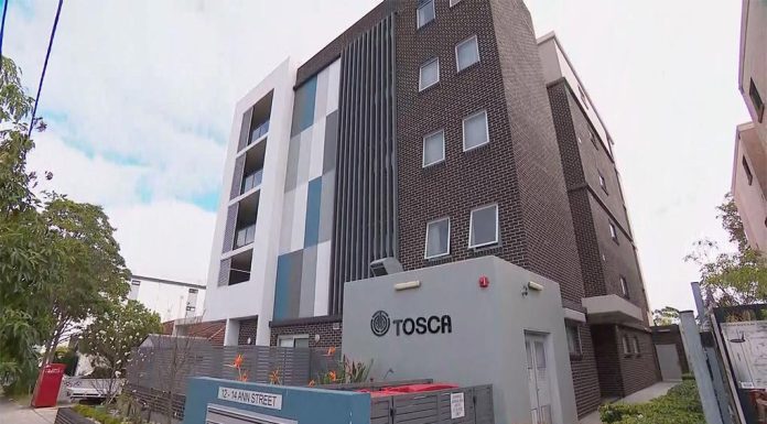 리드컴 남성, 사무라이 검으로 공격당해 A man is in hospital after he was allegedly attacked with a samurai sword at a Lidcombe unit block. (9News)