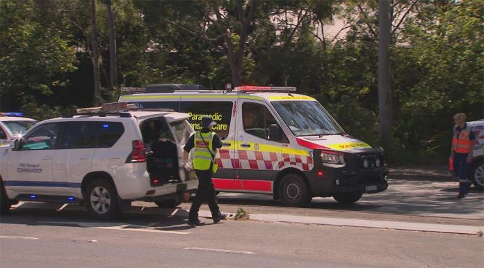 시드니, 보행여성 친 트럭운전자 체포 A woman has been injured after she was allegedly hit by a truck in Lilyfield, Sydney. (9News)