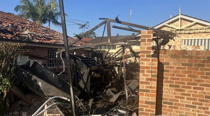 남성 3명이 시드니 폭발로 고립된 여성 구조 An explosion destroyed a garage in East Hills, Sydney. (Fire and Rescue NSW)