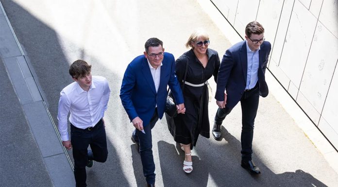 데니엘 앤드류스 빅토리아 주 수상 전격사임 Andrews was supported by his wife and children at the press conference on Tuesday afternoon.CREDITJASON SOUTH