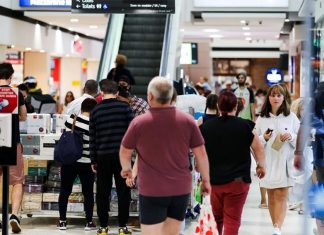 NSW 기업 4곳 중 1곳은 인력을 감축 예정 Businesses in NSW are grappling with changing consumer behaviour including reduced spendng. (Nine)