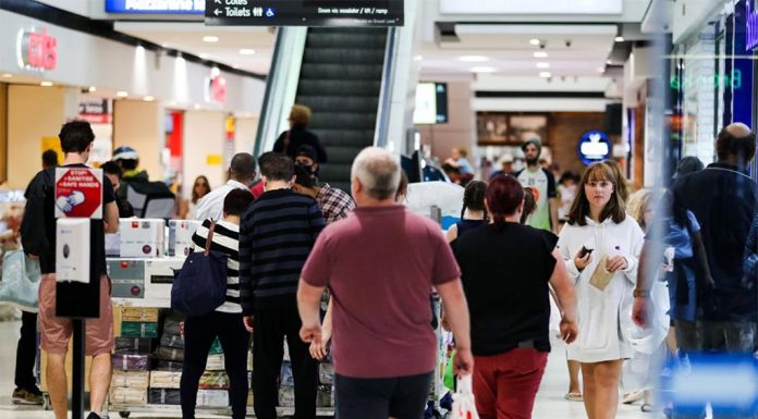 NSW 기업 4곳 중 1곳은 인력을 감축 예정 Businesses in NSW are grappling with changing consumer behaviour including reduced spendng. (Nine)