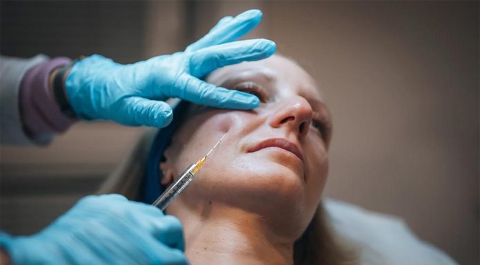 호주 연방 정부 미용 주사제 주입 부당의료행위 단속 Cosmetic injectors are in the spotlight as a review of the industry turns its attention to Botox and fillers.CREDITISTOCK