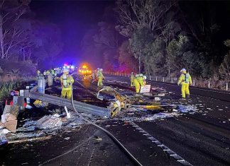 NSW 센트럴 코스트 M1 퍼시픽 고속도로 일부 폭발 Fire crews were on the scene late on Monday. (Tuggerah Rural Fire Brigade - NSW RFSFacebook)