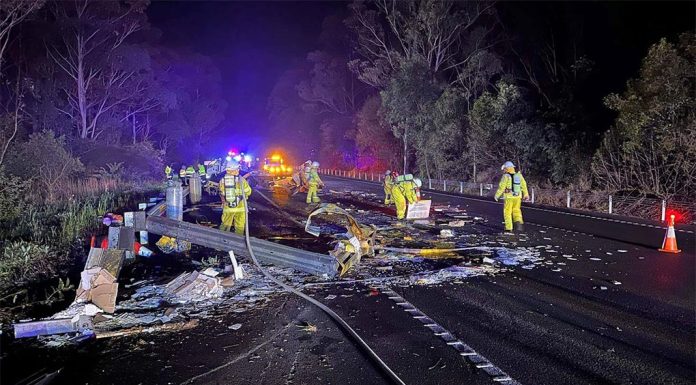 NSW 센트럴 코스트 M1 퍼시픽 고속도로 일부 폭발 Fire crews were on the scene late on Monday. (Tuggerah Rural Fire Brigade - NSW RFSFacebook)