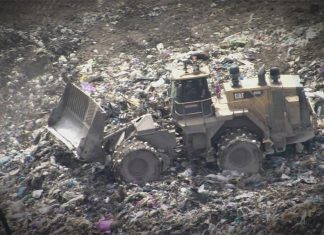 퀸즐랜드, 인근 폐기물 시설 연기로 병에 걸린 지역 주민들 Many Ipswich residents claim the noxious fumes from the nearby waste facilities are making them sick. (9News)