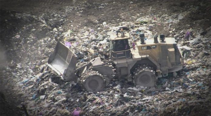 퀸즐랜드, 인근 폐기물 시설 연기로 병에 걸린 지역 주민들 Many Ipswich residents claim the noxious fumes from the nearby waste facilities are making them sick. (9News)
