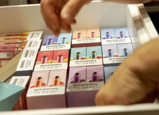 NSW, 불법 전자담배에 대한 680만 달러 규모의 단속 시작 NSW Health has already seized 187,000 illegal vapes this year, and is now looking to crack down further on the addictive, harmful products. (NSW governmentsupplied)