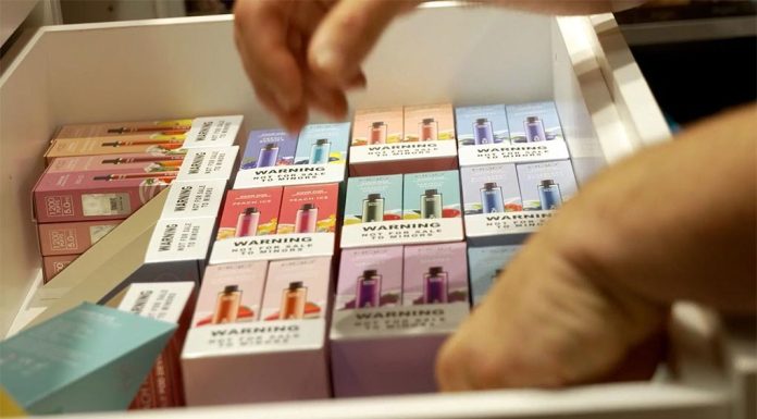 NSW, 불법 전자담배에 대한 680만 달러 규모의 단속 시작 NSW Health has already seized 187,000 illegal vapes this year, and is now looking to crack down further on the addictive, harmful products. (NSW governmentsupplied)