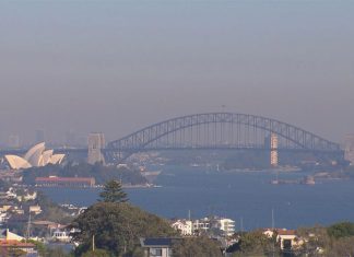산불 예방 소각, 시드니 일부에서 대기질 악화 Smoke haze over Sydney on Monday. (9News)