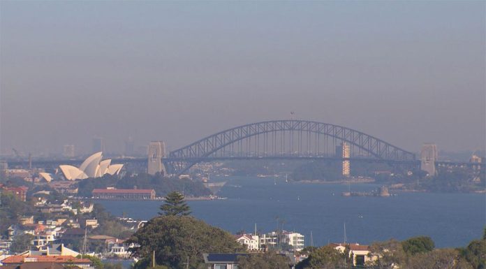 산불 예방 소각, 시드니 일부에서 대기질 악화 Smoke haze over Sydney on Monday. (9News)