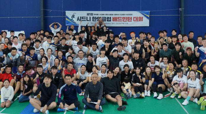 제1회 시드니 한인클럽 배드민턴 대회 성료 시드니 배드민턴 동호회원들이 시합이 끝난 후 Roketto Badminton Centre에서 활짝 즐거운 모습으로 단체사진을 찍고 있다. Credit : Jacob Lee