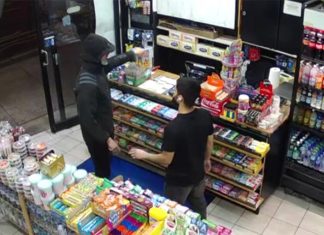 시드니 주유소 직원, 칼을 든 남성과 맞서 The alleged thief walked into the Ezymart at Randwick at about 10.30pm on Monday, allegedly pulled a knife from his sleeve and made demands. (9News)