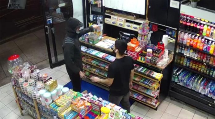 시드니 주유소 직원, 칼을 든 남성과 맞서 The alleged thief walked into the Ezymart at Randwick at about 10.30pm on Monday, allegedly pulled a knife from his sleeve and made demands. (9News)