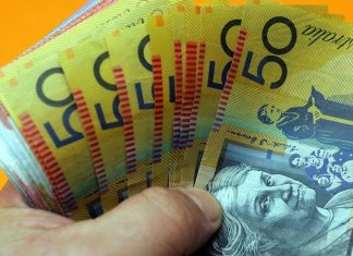 호주 연방 국회의원 급여 4%인상 The budget predicts real earnings will slip 2 percentage points this year as inflation outpaces wages growth.CREDITJAMES DAVIES