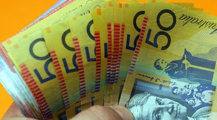 호주 연방 국회의원 급여 4%인상 The budget predicts real earnings will slip 2 percentage points this year as inflation outpaces wages growth.CREDITJAMES DAVIES