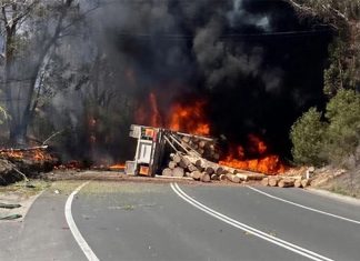 NSW 블루마운틴서 통나무 트럭 추락 화재로 3명 부상 The log truck caught ablaze after the crash, (Live Traffic NSW)