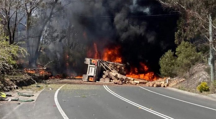 NSW 블루마운틴서 통나무 트럭 추락 화재로 3명 부상 The log truck caught ablaze after the crash, (Live Traffic NSW)