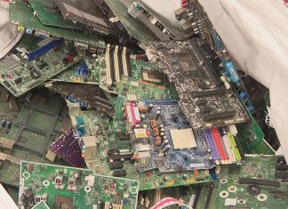 시드니 공장서 오래된 노트북과 휴대폰을 금으로 재탄생 The metals are harvested from unused devices at a factory in Sydney. (9News)