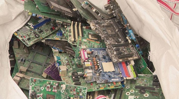 시드니 공장서 오래된 노트북과 휴대폰을 금으로 재탄생 The metals are harvested from unused devices at a factory in Sydney. (9News)