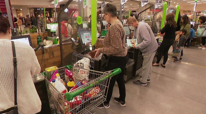 고객이 카드 전용 거래 선호로 울워스 현금 인출 한도 줄여 The supermarket will also introduce a need to purchase a product to make a withdrawal by the end of next month. (Nine)