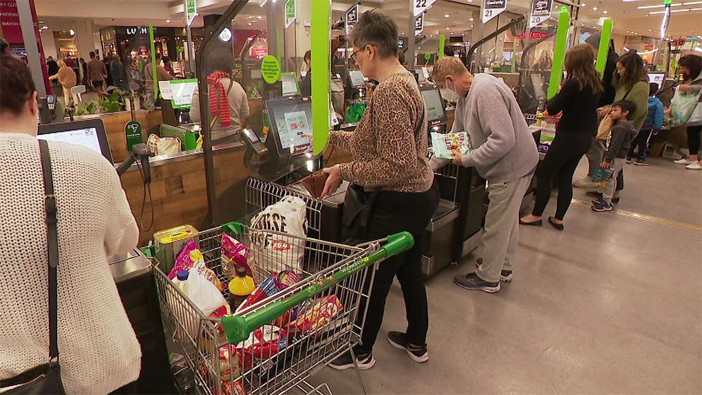 The supermarket will also introduce a need to purchase a product to make a withdrawal by the end of next month. (Nine)