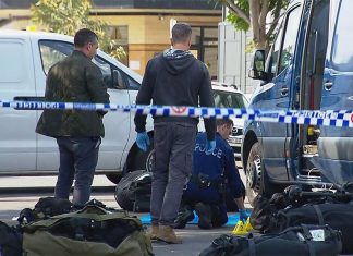 경찰의 공격 끝에 사망 한 뉴캐슬 여성, 부검 결과 산탄총 빈백탄에 의해 사망 The woman died after she was Tasered and hit with a bean bag round by police in Stockton, near Newcastle. (9News)
