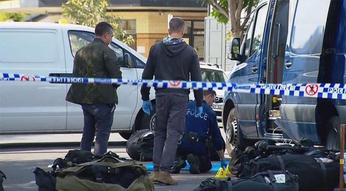 경찰의 공격 끝에 사망 한 뉴캐슬 여성, 부검 결과 산탄총 빈백탄에 의해 사망 The woman died after she was Tasered and hit with a bean bag round by police in Stockton, near Newcastle. (9News)