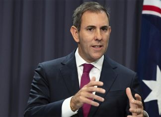 정부, 더 많은 호주인 취업 위한 노인 연금 변경안 발표 Treasurer Jim Chalmers has unveiled two key changes to government income support in a plan to bolster the workforce. (Alex EllinghausenSMH)