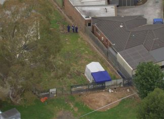 멜번 학교에서 시신 발견 A man's body has been discovered on school grounds in Dandenong North, Melbourne. (9News)