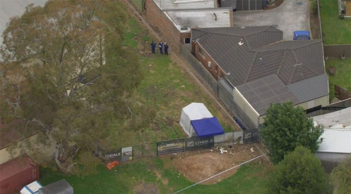 멜번 학교에서 시신 발견 A man's body has been discovered on school grounds in Dandenong North, Melbourne. (9News)