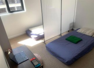시드니 올림픽파크, 파티션 하나에 침대가 2개, 명당 250불 A room listing has highlighted the dire situation of Sydney's rental crisis. (Facebook)