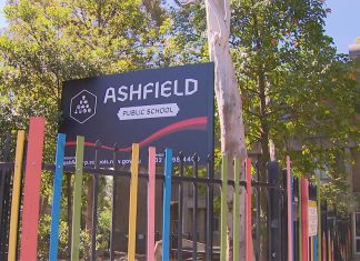 시드니 학교 학생들, 에어컨 없이 더위에 시달려 Ashfield Public is one school struggling without air-conditioners. (Nine)