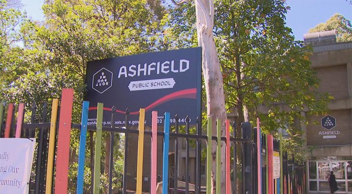 시드니 학교 학생들, 에어컨 없이 더위에 시달려 Ashfield Public is one school struggling without air-conditioners. (Nine)