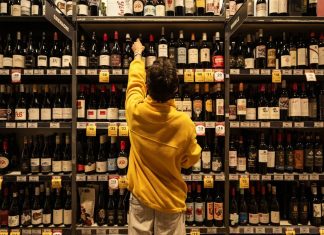 호주 물가고에 소매점 절도사건 폭증 Data from the NSW Bureau of Crime Statistics and Research shows alcohol is the most frequently reported retail theft, with spirits such as bourbon, whiskey and vodka the most commonly stolen types of liquor.CREDITLOUIE D