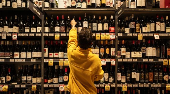 호주 물가고에 소매점 절도사건 폭증 Data from the NSW Bureau of Crime Statistics and Research shows alcohol is the most frequently reported retail theft, with spirits such as bourbon, whiskey and vodka the most commonly stolen types of liquor.CREDITLOUIE D
