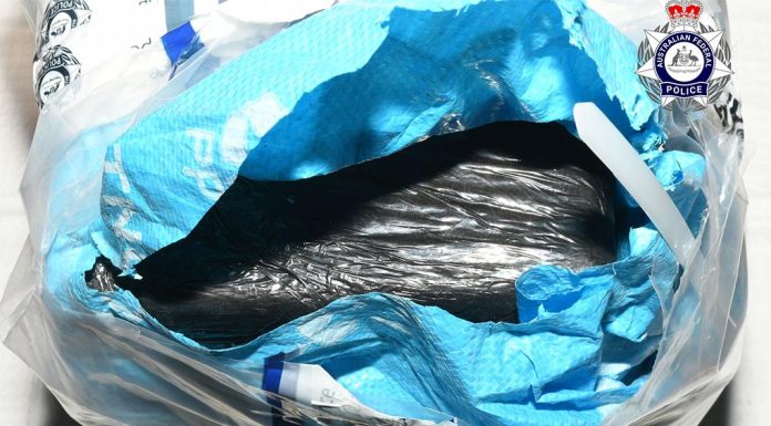 시드니, 4천만 달러 규모의 코카인 밀반입 혐의로 기소된 5명 Five men have been arrested over an alleged plot to import 100kg of cocaine through Sydney Airport. (Australian Federal Police)