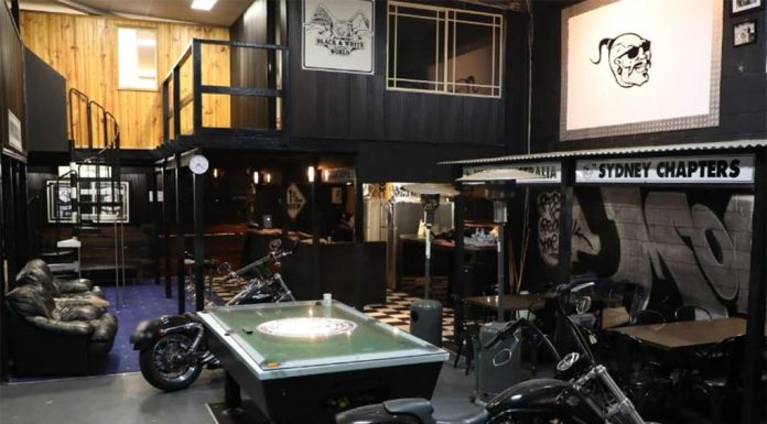 호주 Mongols 오토바이 클럽하우스를 그라인더로 급습한 경찰 Inside the Mongols clubhouse. Picture NSW Police