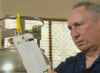 브리즈번 남부, 쓰레기 악취로 학교와 보육원에 대기질 측정 중 Jim Dodrill from Ipswich Residents Against Toxic Environments with one of the air monitoring canisters. (9News)