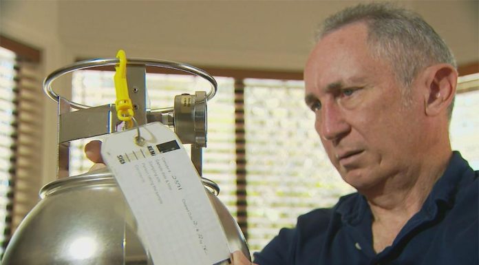 브리즈번 남부, 쓰레기 악취로 학교와 보육원에 대기질 측정 중 Jim Dodrill from Ipswich Residents Against Toxic Environments with one of the air monitoring canisters. (9News)