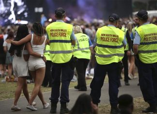 NSW 경찰 12,13세 소녀 알몸수색 New data reveals NSW Police have been targeting girls as young as 12 with strip-search powers. CREDIT JAMES ALCOCK