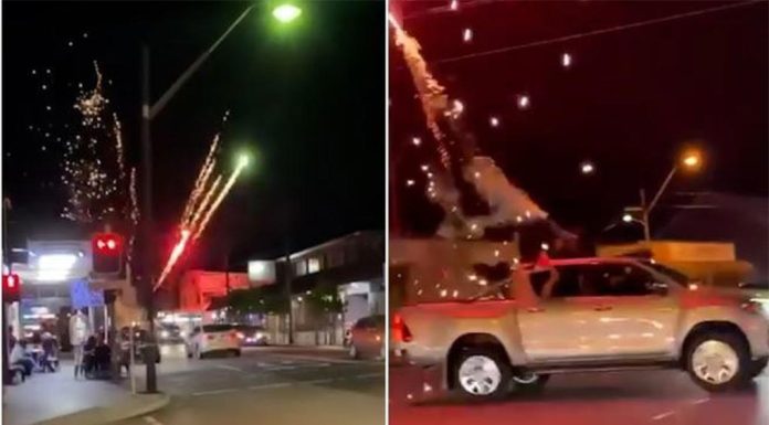 경찰, 시드니 남서부 자동차에서 발사된 불꽃놀이 영상 조사 중 Police are investigating a video circulating of fireworks being fired from a dual cab ute in Sydney's south west in an apparent show of support for the Palestinian cause. (Australian Jewish Association)