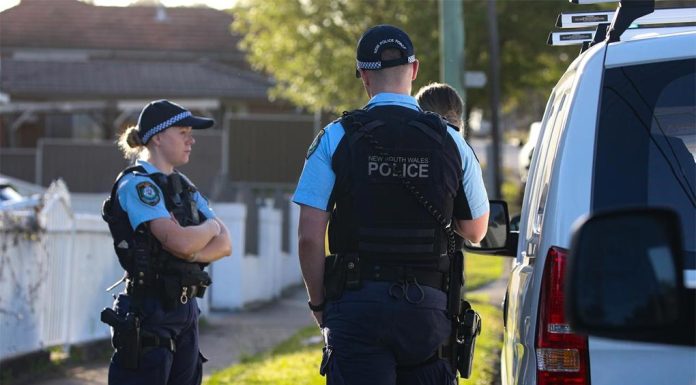시드니 뱅스타운 남성, 엄마와 고양이를 살인 Police were allegedly confronted by Mr Safranko who was armed with a knife. Picture NCA NewsWire Gaye Gerard