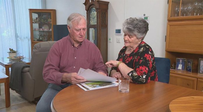 노인층 주택 다운사이징 – 호주 주택 위기를 해결할 수 있다? Ros and Ken Vaughn decided to downsize after living in their family home for 38 years. (Nine)